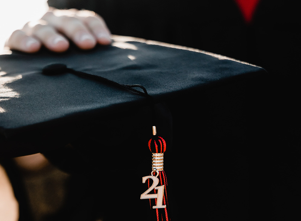 2021 graduate showing graduation cap